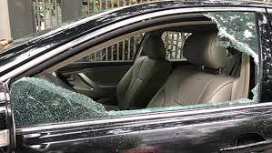 Cảnh báo tình trạng kẻ gian phá cửa xe ô tô trộm cắp tài sản 
